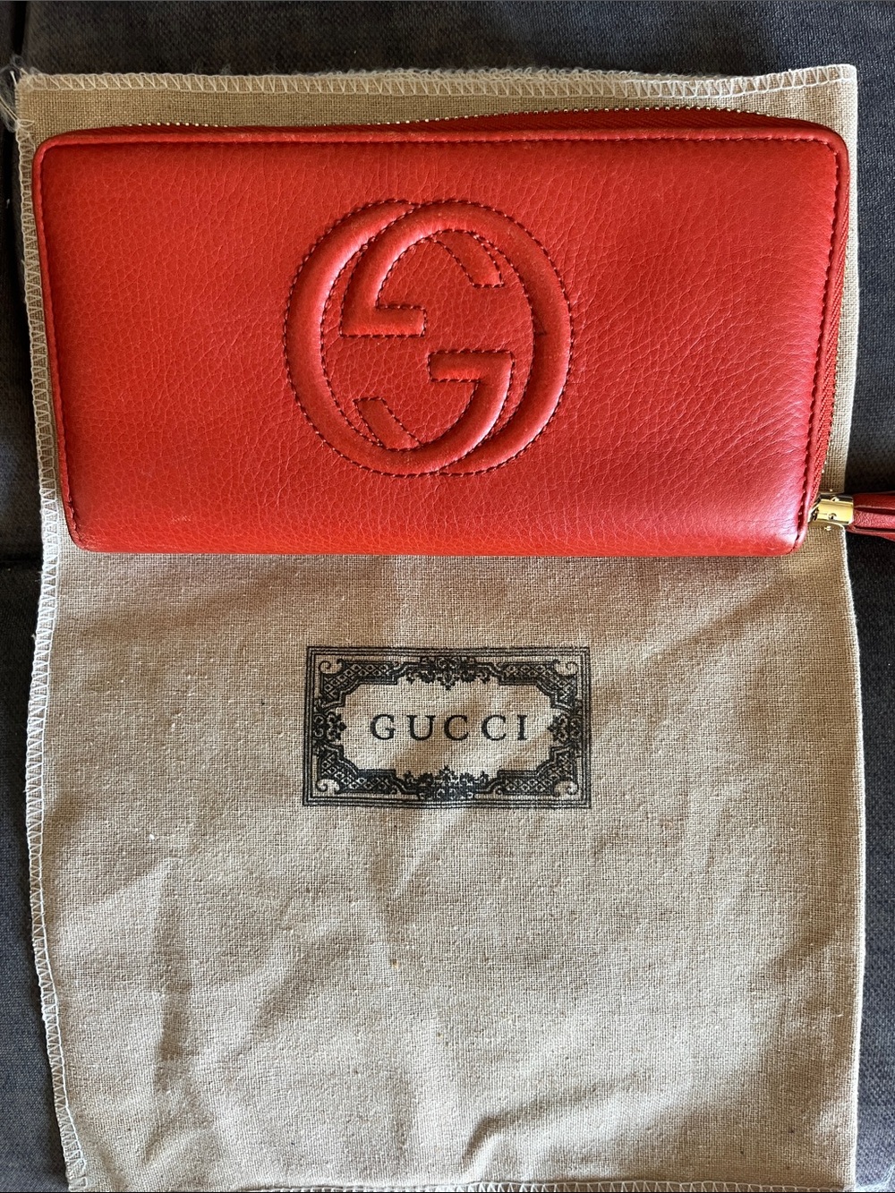💯 authentic Gucci Soho zip-around wallet featuring pebbled leather